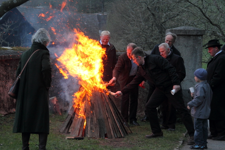 Osterfeuer Maenner